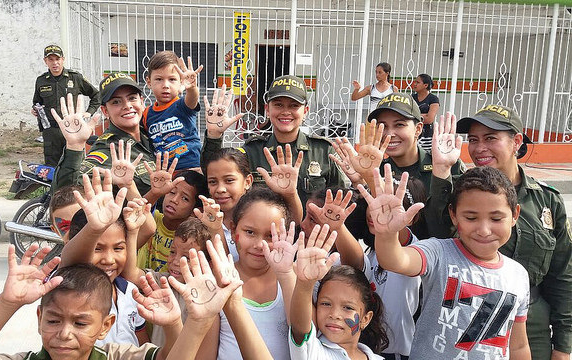 presidente-santos-saludo-mujer-policia-colombia