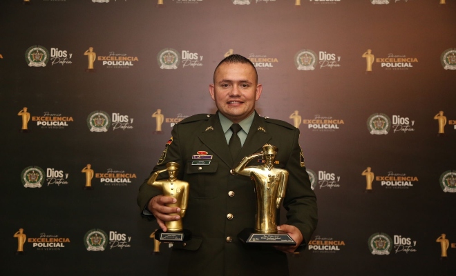 Rindiendo un homenaje a mujeres y hombres policías