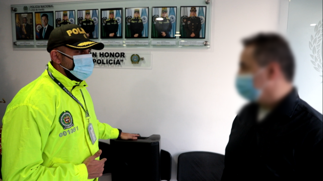Policía entregando elementos recuperados