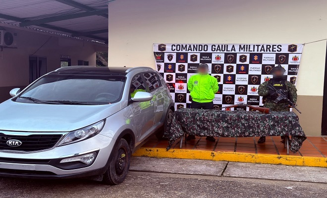Policía y Ejercito junto a vehículo recuperado con un arma de fuego incautada 