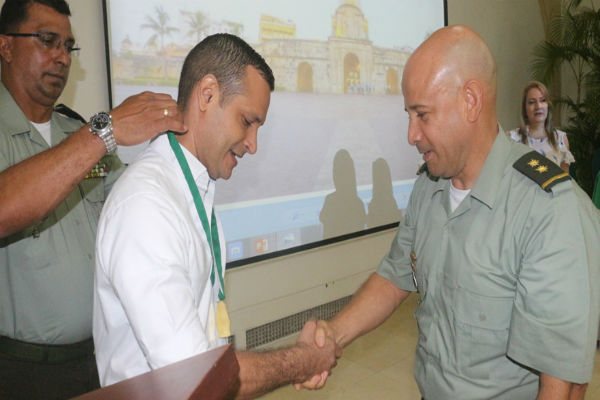 Condecoración_a_gerentes_de_empresas_de_vigilancia