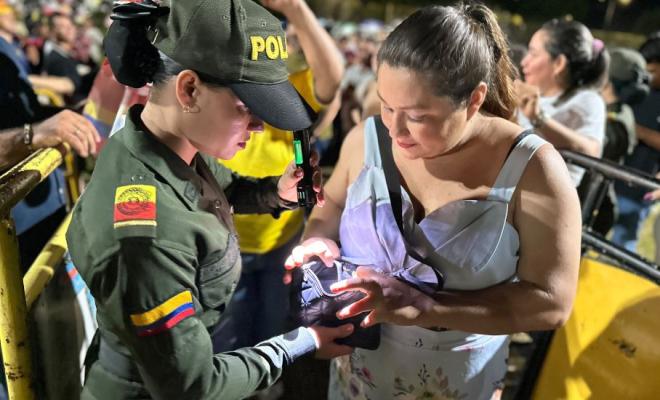 registro a personas y bolsas al ingreso del estadio yaquirana 