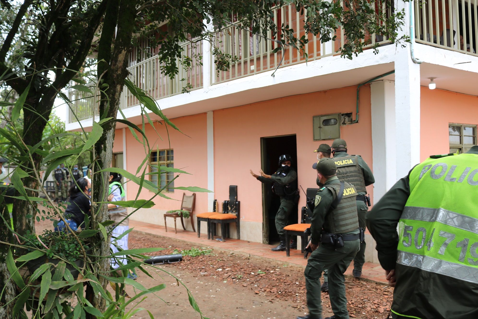 Hombre-seucestra-a-su-familia