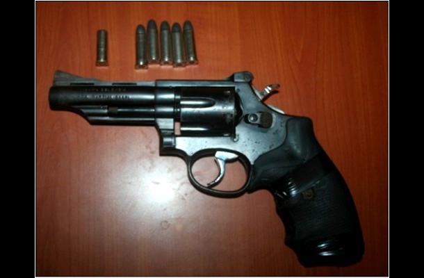 Las armas venían camufladas mediante la modalidad de caleta debajo de la tapa del repuesto del vehículo