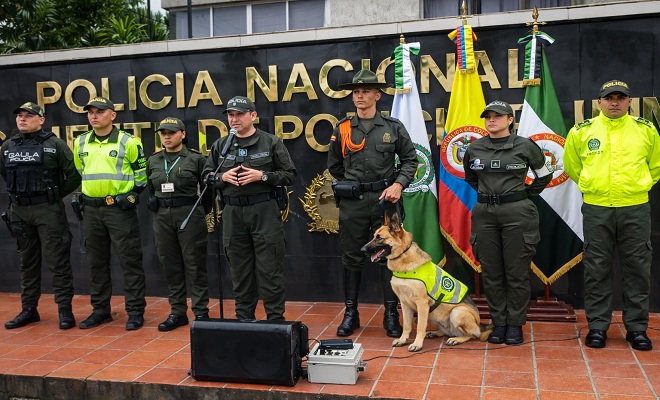 Siete polic&iacute;as se encuentran formando para una rueda de prensa