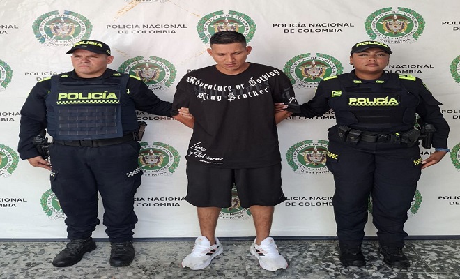 Persona capturada del cartel de los m&aacute;s buscados con polic&iacute;as 