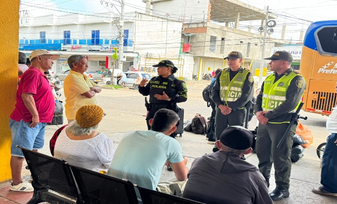tres uniformados de la Policía nacional  realizan campañas preventivas en en el municipio de cereté