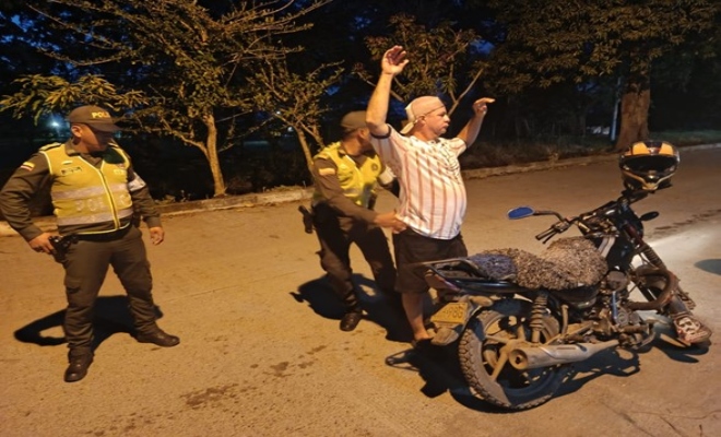 Uniformados realizando registros a personas y vehículos 