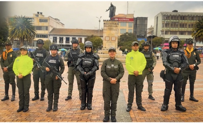 11 funcionarios policiales en formacion en la plaza de nariño durante una jornada preventiva o de seguridad 