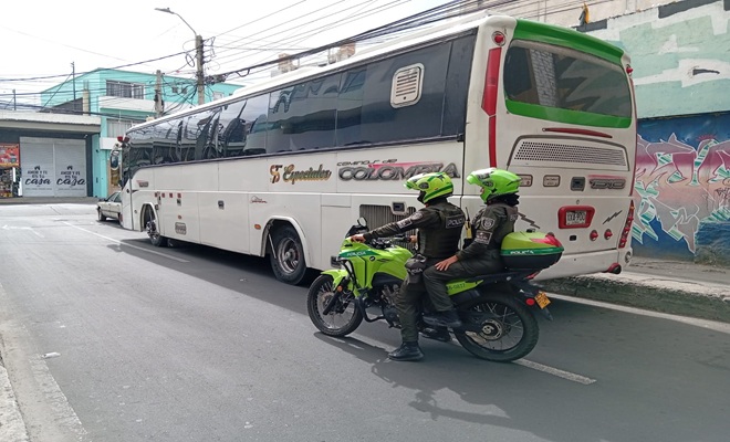 Patrulla_de_policia_escoltando_bus_de_turistas