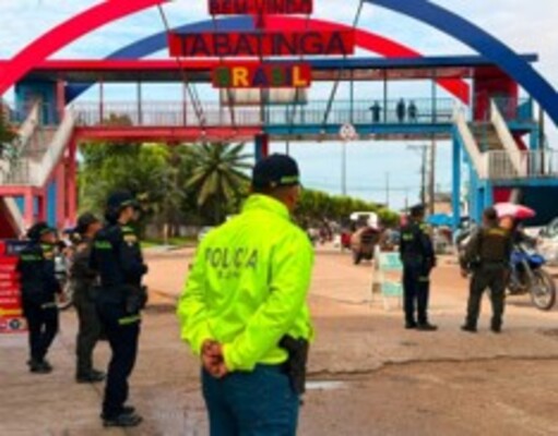 un uniformado con las manos atrás y una chaqueta verde clara, con otros uniformados al fondo 