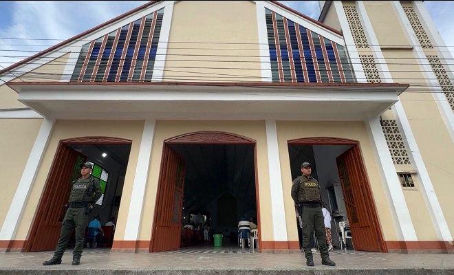 Dos policías apoyan la seguridad en iglesia 