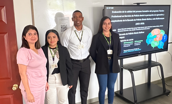 Estudiantes de policía participando de ponencia en investigación