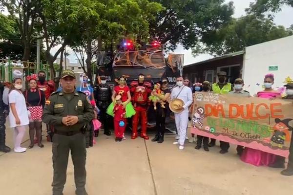 Policía compartiendo con la comunidad