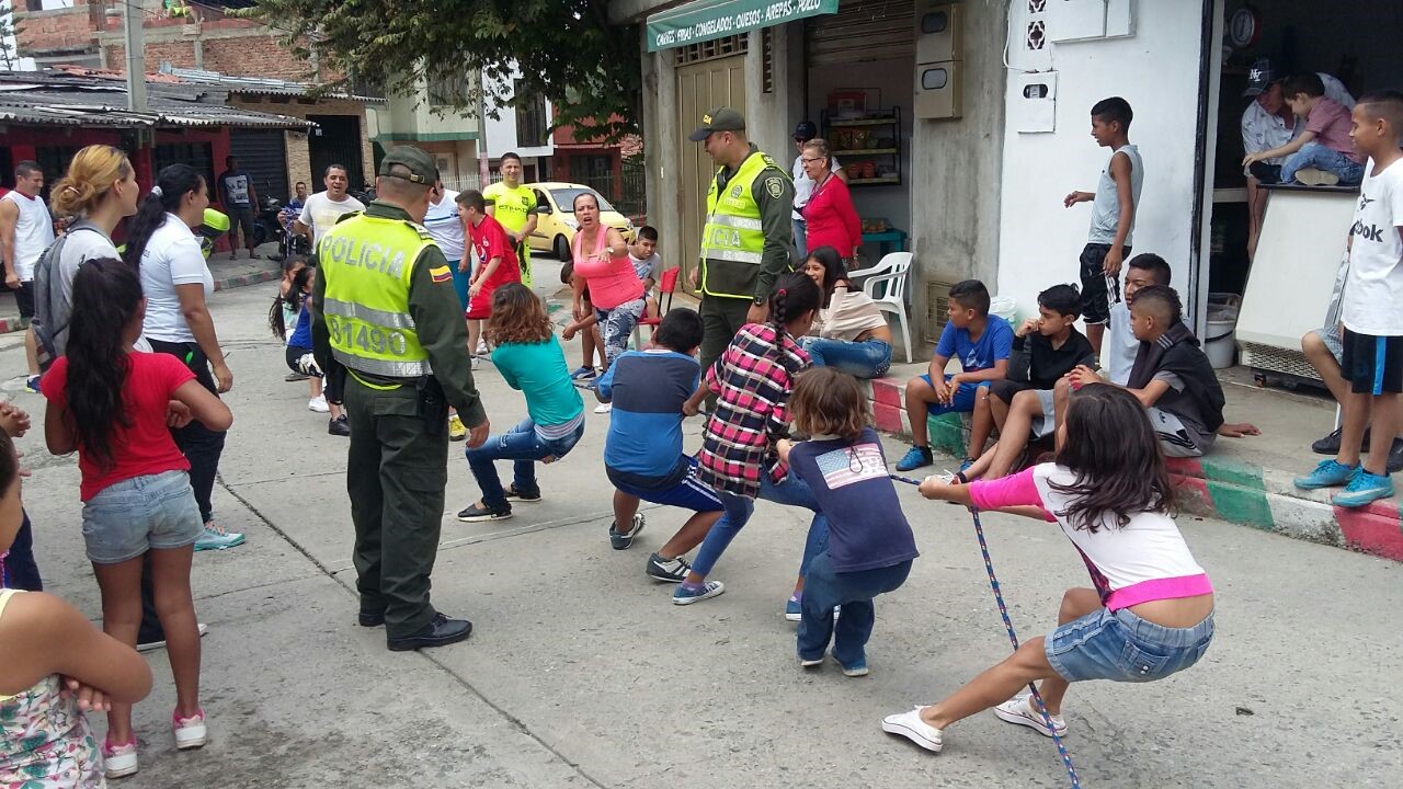 La estación de Policía el Lido de la metropolitana de Cali celebra el día del niño en el barrio el Mortiñal de la comuna 19.