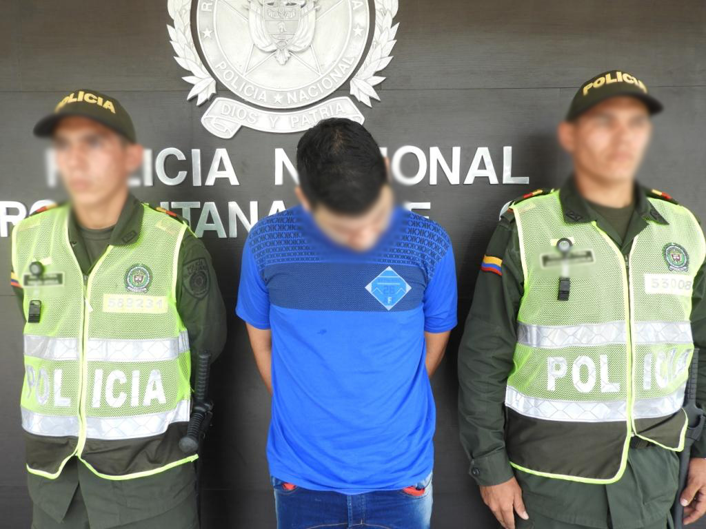 Tras-las-rejas-hombre-que-estaría-buscado-judicialmente-los-delitos-por-los-cuales-se-le-sindican-serian-porte-tráfico-de-estupefacientes-y-porte-ilegal-de-armas-de-fuego 