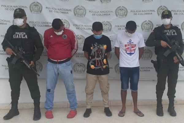 Tres personas capturadas por orden judicial por el delito de extorsión