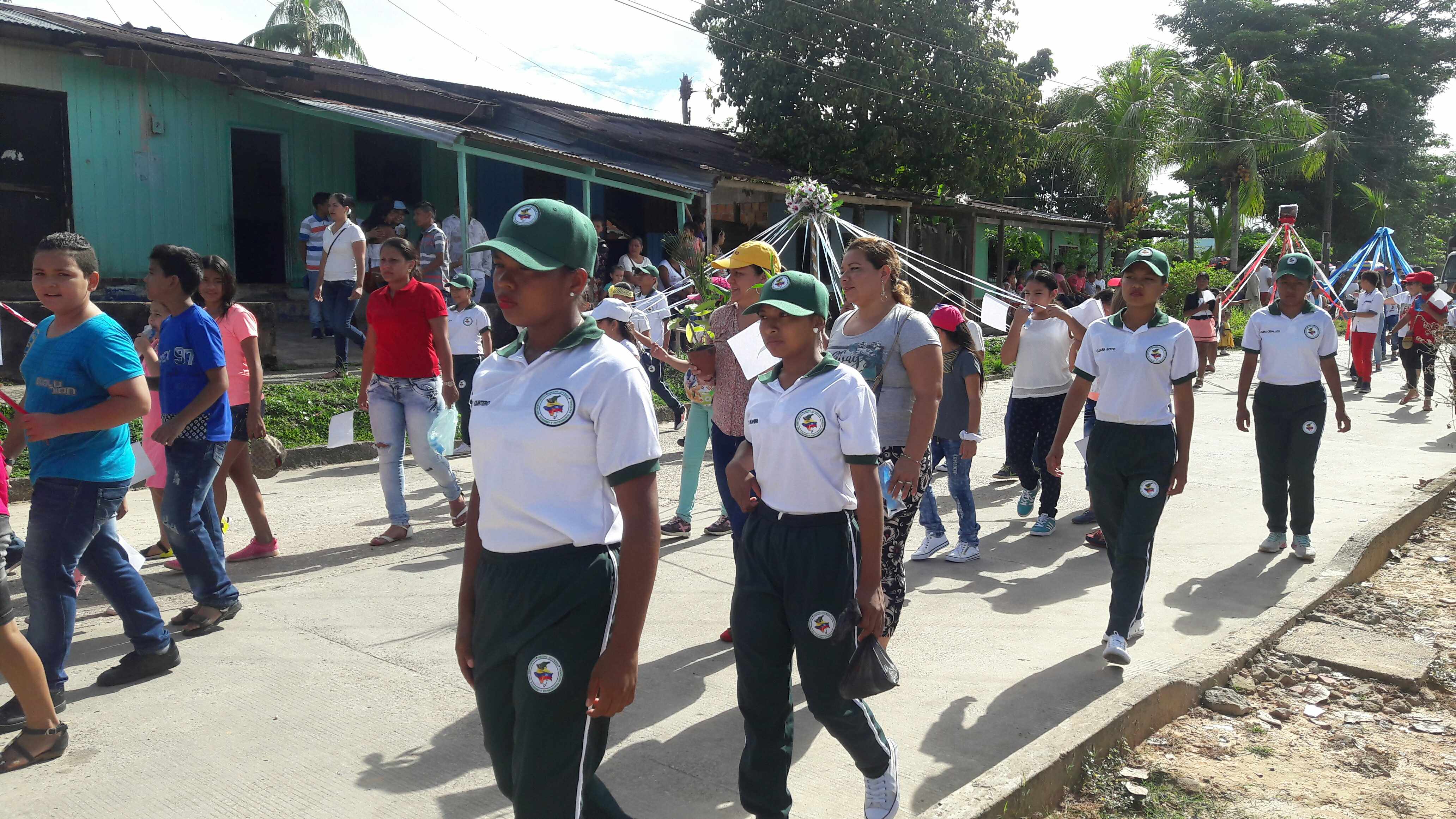 Con carteleras, charlas y representaciones de casos cotidianos