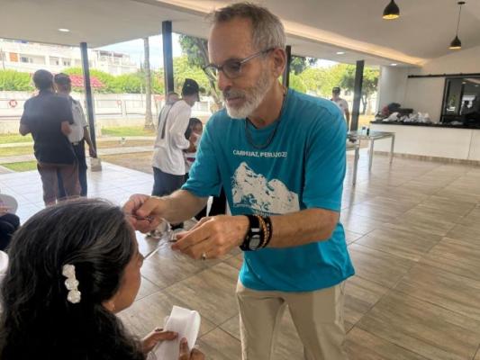 un hombre entregando gafas a la ciudadanía