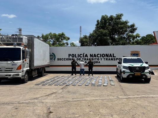 Dos polic&iacute;as, un capturado por el delito de Trafico, fabricaci&oacute;n o porte de estupefacientes  a los costados un cami&oacute;n y un veh&iacute;culo uniformado