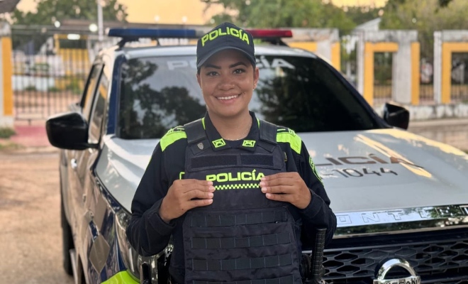 uniformada feliz en su labor 