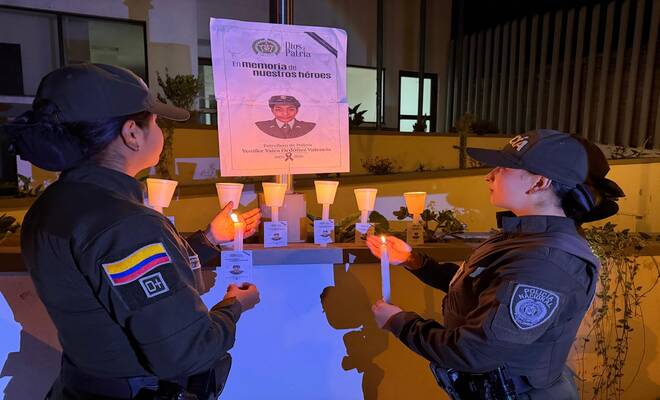 Mujeres Policías con velitas encendidas 