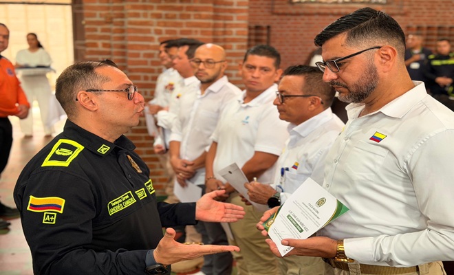 Uniformado de la Policía Nacional entrega un reconocimiento a un veterano.