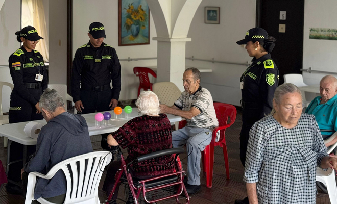 Personal de la tercera edad interactuando con polic&iacute;as