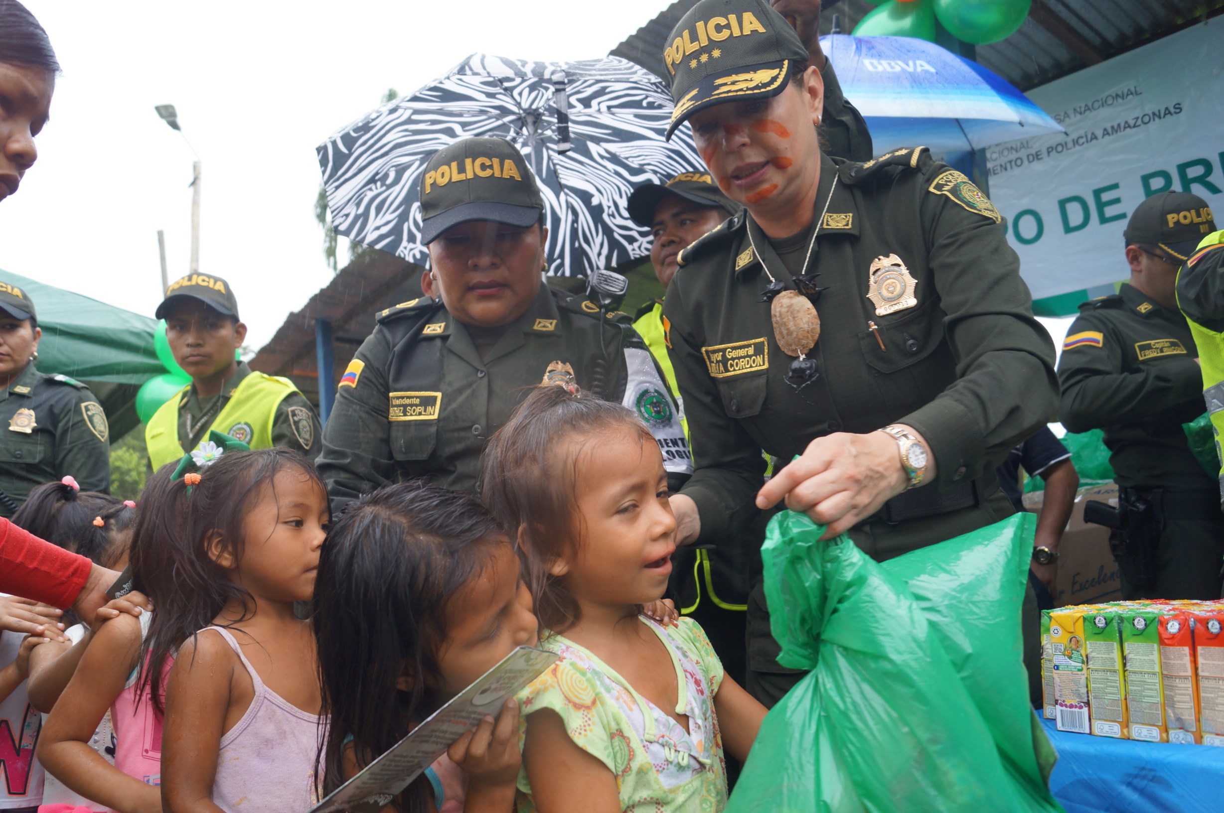 Cálida bienvenida de los pueblos indígenas del amazonas a Comandantes de Policía