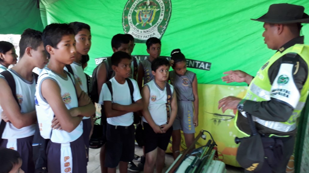 300 pequeños conocieron y compartieron con los policías de Leticia 